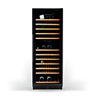 Vooraanzicht wijnklimaatkast gevuld met flessen met de deur gesloten