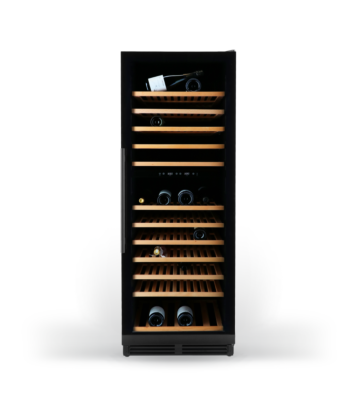 Vooraanzicht wijnklimaatkast gevuld met flessen met de deur gesloten